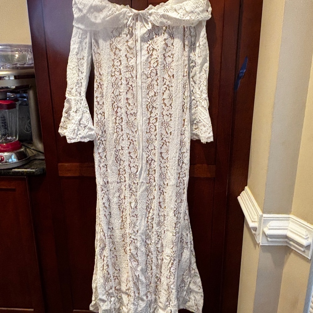 Chic Off-Shoulder Lace Dress w/train -white